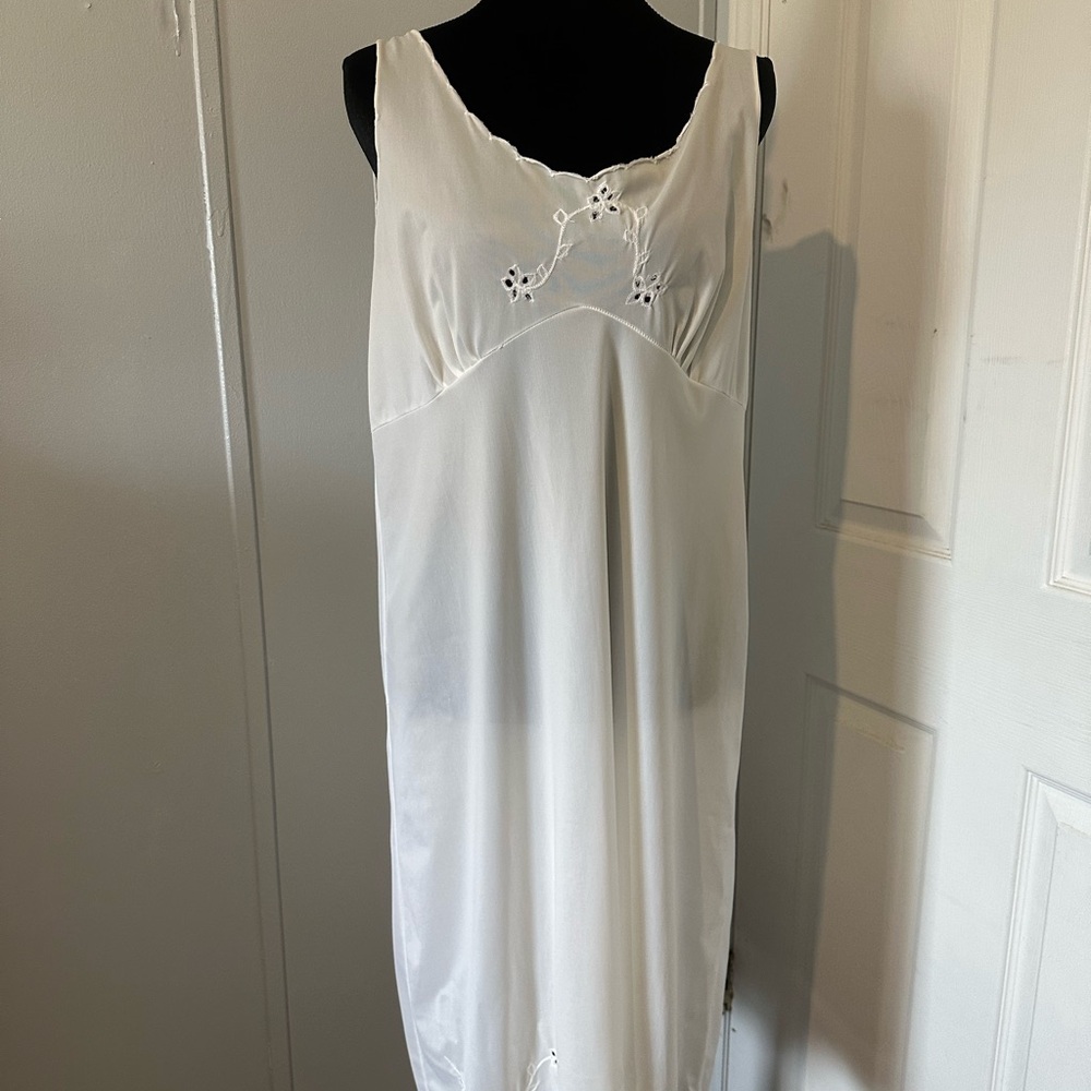 Vanityā Fair vintage (1950s-1960s)Elegant White Women's Nightgown